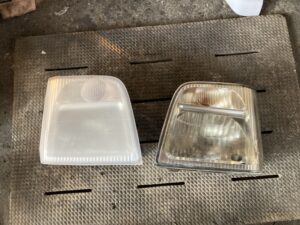 施工前のヘッドライトとコーナリングランプ。くもりと黄ばみが見られる。